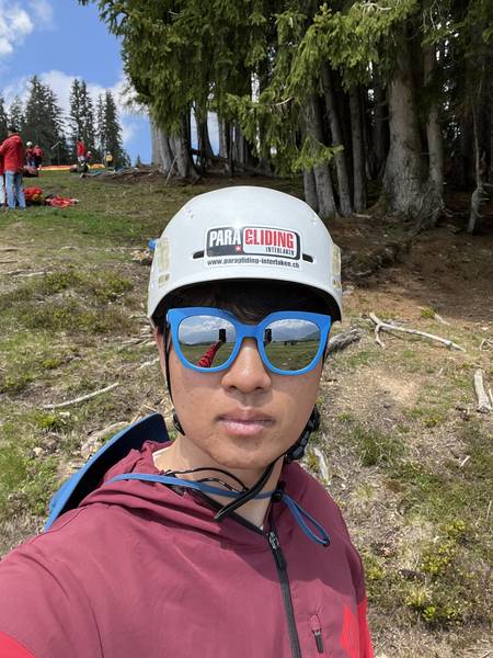 캐녀닝 헬멧을 쓰고 셀카. 'CANYONING' 로고가 박힌 하얀 헬멧, 파란 선글라스, 빨간 상의. 뒤로 숲과 나무들이 보인다